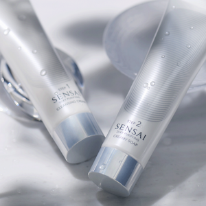 Les flacons de Silky Purifying Creme Demaquillante et de Creme Moussante sont présentés l'un à côté de l'autre dans un cadre de vie